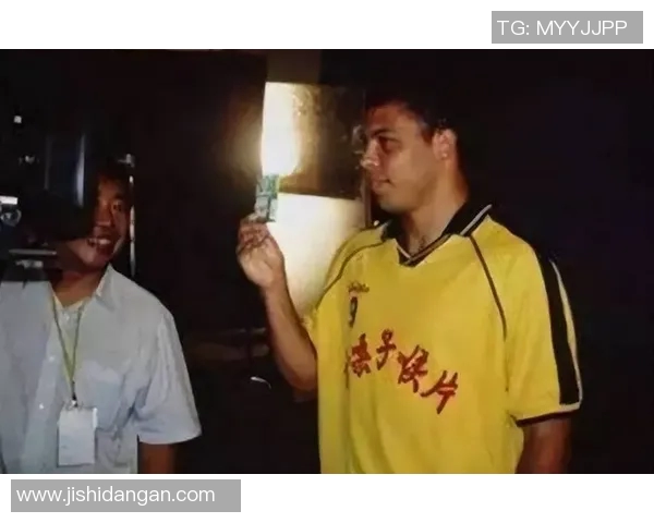 金嗓子喉宝助力足球明星展现完美嗓音与激情表演的传奇故事